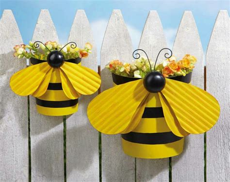 Really cute and easy to make BEE planters. | Garden crafts, Garden wall ...