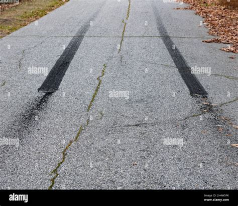 Tyre marks on road hi-res stock photography and images - Alamy