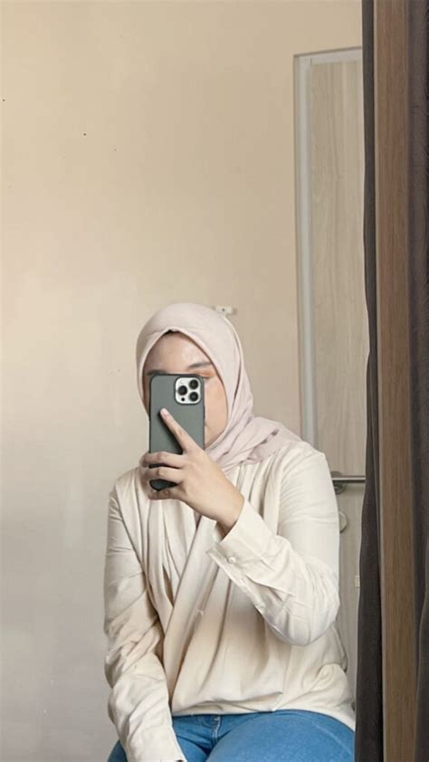 Ide Foto OOTD Hijab Mirror Selfie yang Aesthetics - matamu