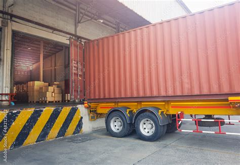 Fotografia do Stock: Trailer Trucks with Cargo Container Loading at Dock Warehouse. Shipment ...