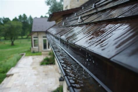 Gutter Overflow - 6 Top Causes and Easy Solutions