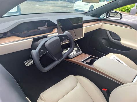 Saw a Model S Plaid w/ Walnut interior yesterday - looks absolutely ...