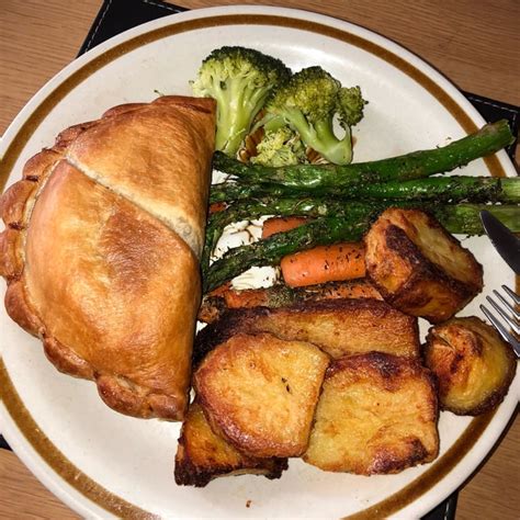 Ginsters Vegan Quorn Pasty Review | abillion