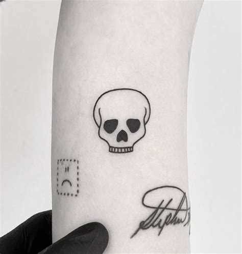 Details 81+ minimalist skull tattoos latest - in.coedo.com.vn