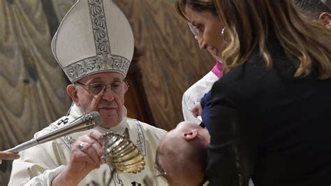 Pope Francis baptizes children in Sistine Chapel - Vatican News