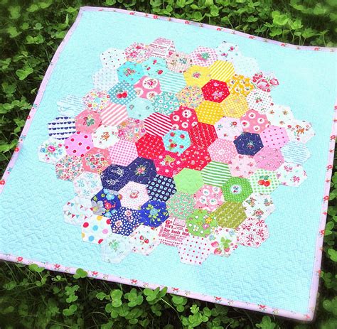 lovely little handmades: hexagon mini quilt!