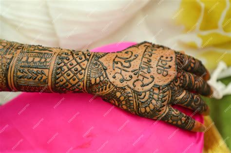 Premium Photo | An Indian bride showing her hand's mehndi tattoos design