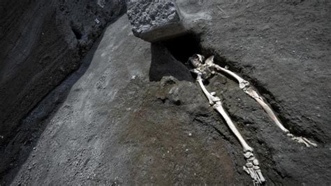 Essential readings ^ ^: POMPEII: Skeleton of Man found, killed by ...