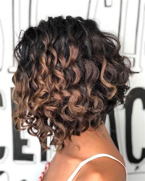 Carré plongeant bouclé - la coupe à adopter ! | Medium curly hair styles, Curly hair photos ...