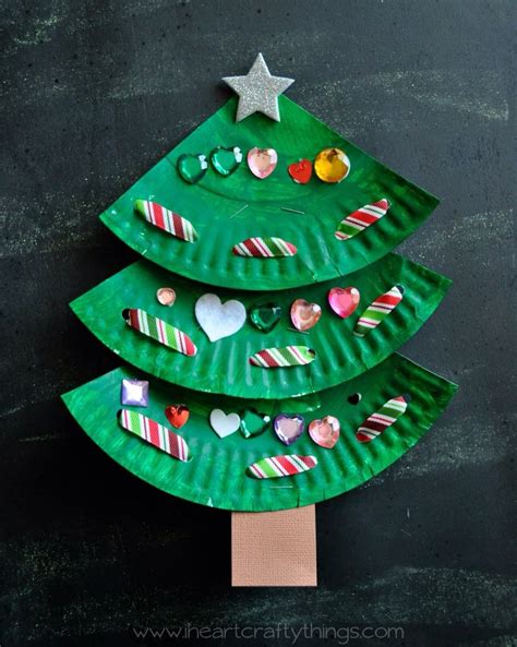 Kerstboom van bordjes Lace Christmas Tree, Christmas Tree Crafts, Preschool Christmas, Christmas ...