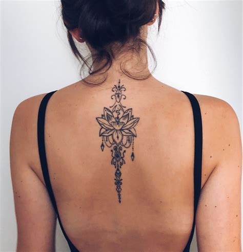 tatouage de la colonne vertébrale supérieure | Girl neck tattoos, Spine tattoos for women, Tattoos