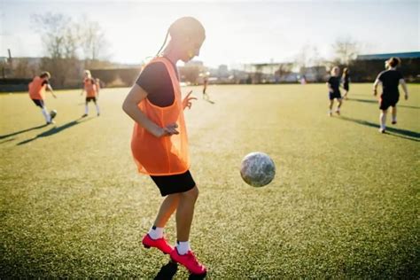 How to Juggle a Soccer Ball in 10 Easy Steps (Beginner and Kid Friendly ...