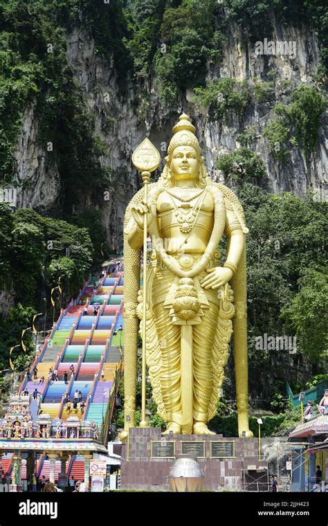 A vertical shot of Arulmigu Murugan Statue in Batu Caves, Malaysia ...