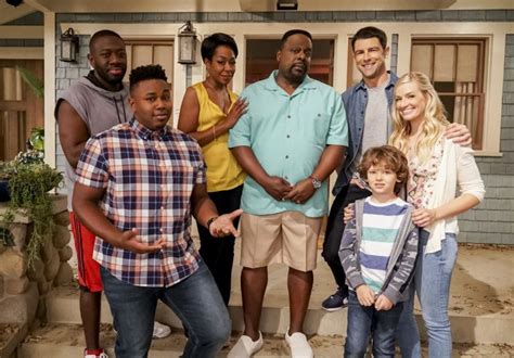 'The Neighborhood' Cast & EPs Hope to Offer a Diverse Perspective ...