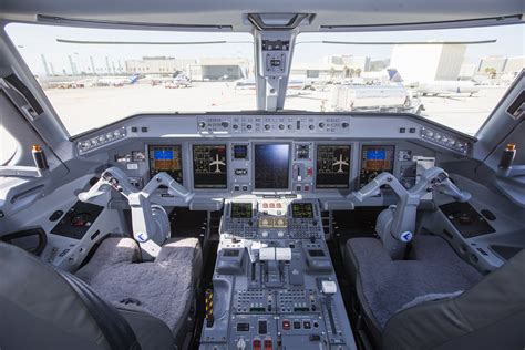 Check out the fancy glass cockpit onboard an American Eagle E-175 at LAX. : AirlineReporter