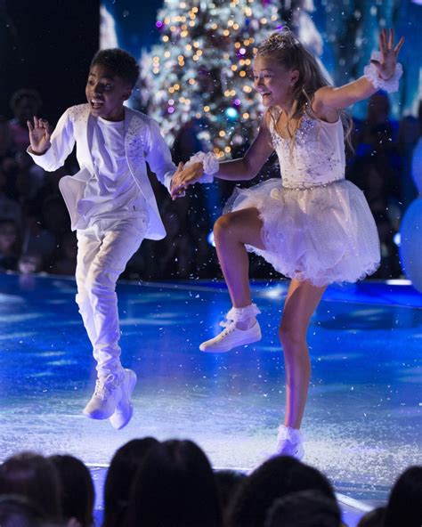 MILES BROWN, RYLEE ARNOLD in HOLIDAY THEMED SONG | Feeling the Vibe ...