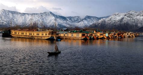 Army Is Cleaning Kashmir's Neglected Dal Lake As Local Politicians Are ...