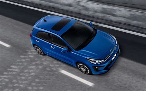 Kia Rio Hatchback 2023 en México color azul vista de arriba con quemacocos - Autos Actual México