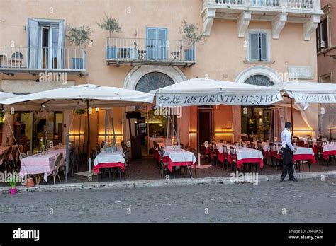 Empty restaurants on Piazza Navona Stock Photo - Alamy