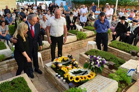 The Netanyahu family at Yoni's grave – J-Wire