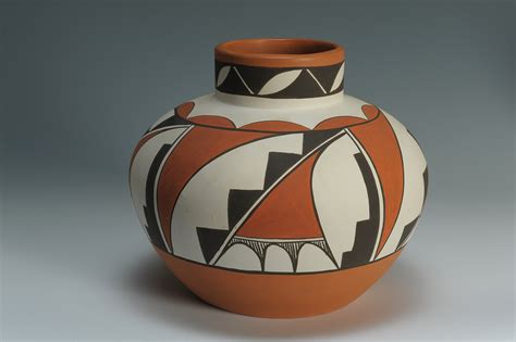 Lot 531: 3 pieces Isleta Pueblo Pottery, signed | Case Auctions