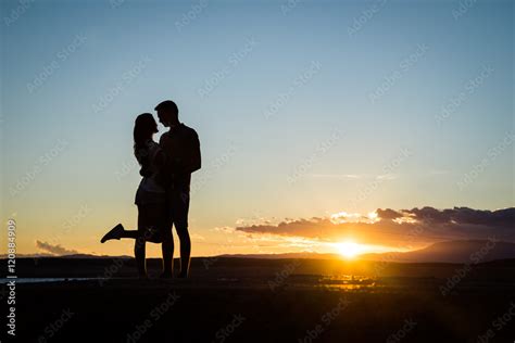 Couple in love silhouette shadow, holding, kissing - seaside, ocean ...