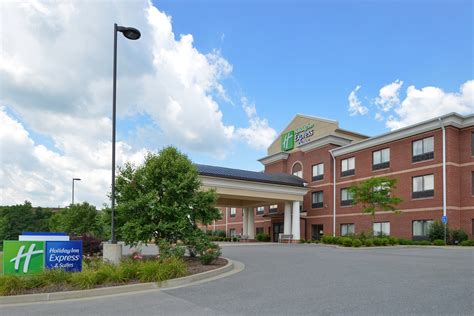 HOLIDAY INN EXPRESS & SUITES BRIDGEPORT - CLARKSBURG, AN IHG HOTEL - Updated 2022 Prices ...