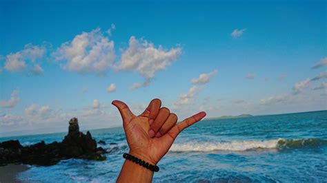 The Dark History of Hawai‘i’s Iconic Hand Gesture - Atlas Obscura