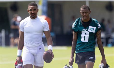 Eagles training camp: Jalen Hurts quizzes receivers on offense