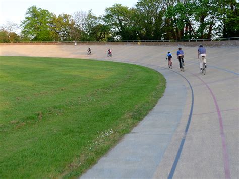 Herne Hill Velodrome Cycling Film Night – photos - urban75: art, photos ...