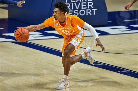 Tennessee basketball drops in rankings; SEC recognizes Vols freshman