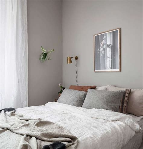 Grey bedroom with warm details – Artofit