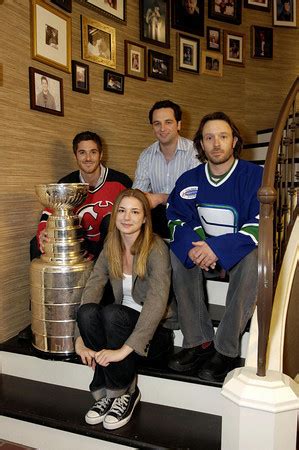 Brothers & Sisters Cast Pose With The Stanley Cup - Matthew Rhys Photo ...