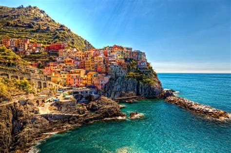 Manarola, el pequeño pueblo pesquero situado en la riviera de Liguria (Italia)