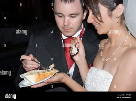 Bride & groom eating wedding cake Stock Photo - Alamy
