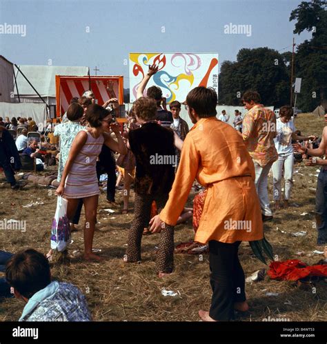 1960 La moda 1960 ropa hippies en el Festival de la flor de niños en Woburn Abbey y Mini Vestido ...