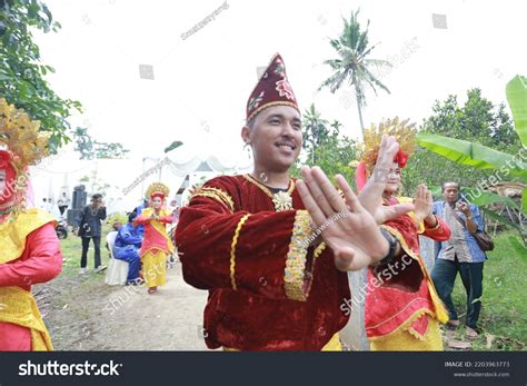 Minangkabau Traditional Dancers Dance Traditional Minangkabau Stock Photo 2203963773 | Shutterstock