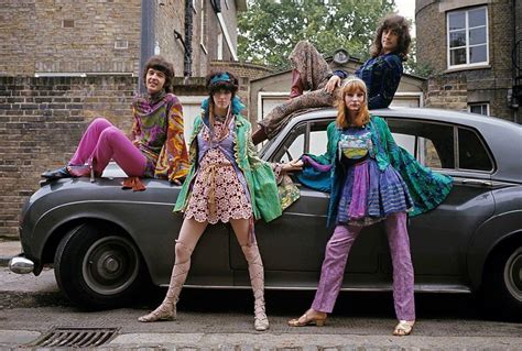 Swinging London 1967, complete series of photos of the magazine “Paris Match” on the psychedelic ...