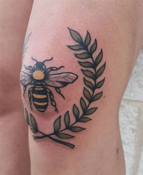 Bee and wreath tattoo on the knee - Tattoogrid.net