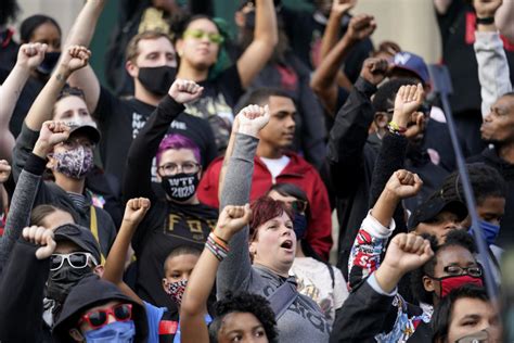 Louisville protesters march for second night after Breonna Taylor grand ...