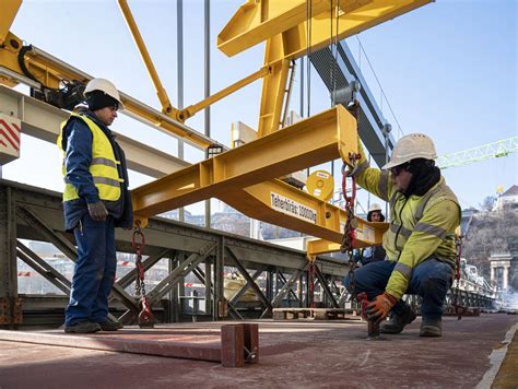 Budapest Chain Bridge: Last Steel Plate of the Roadway Installed - PHOTOS - Hungary Today