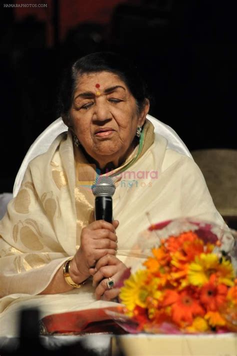 Lata Mangeshkar at Dinanath Mangeshkar Awards in Sion, Mumbai on 24th ...