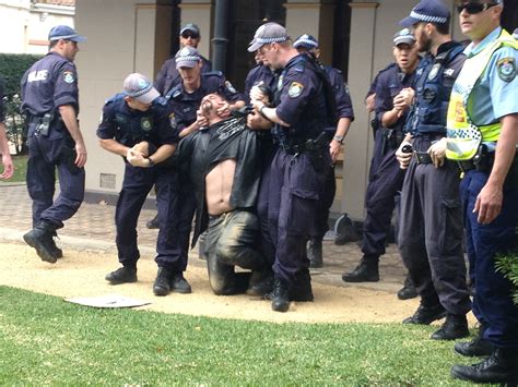 File:NSW police use illegal pain hold on activist at University of Sydney.JPG - Wikimedia Commons