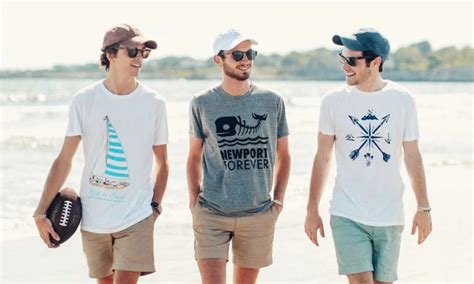 6 Outfit ke Pantai Untuk Pria yang Simple dan Keren - Parboaboa