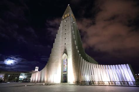 Hallgrímskirkja (Church of Hallgrímur) at Night, Skólavörðustígur ...