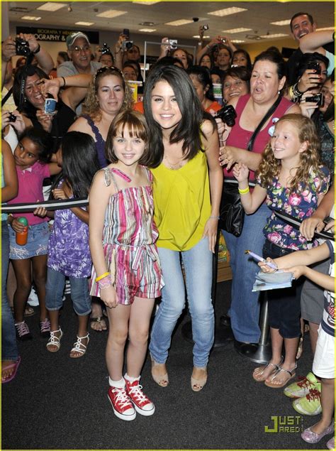 Selena Gomez & Joey King: Borders BFFs | Photo 378256 - Photo Gallery ...