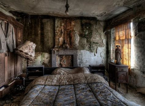 Stunning Pics Of An Abandoned Farmhouse Where The Bed Is Still Made (PHOTOS) | HuffPost Life