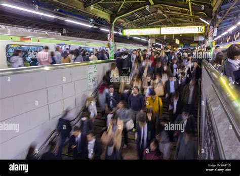 Rush Hour auf Tokyo Metro Stockfotografie - Alamy