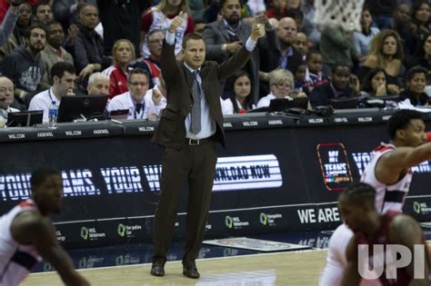 Photo: Washington Wizards head coach Scott Brooks signals for a jump ...