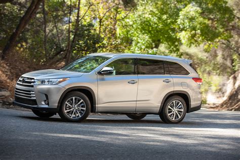 2017 Toyota Highlander Receives Updates for the High Road | Automobile Magazine